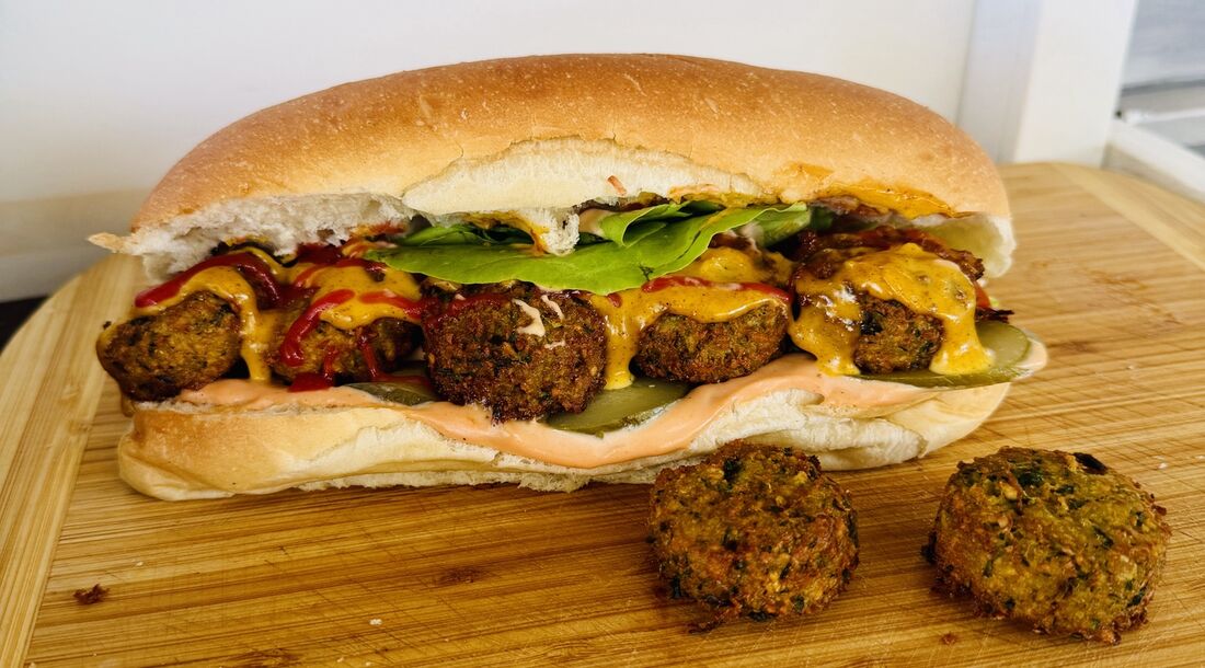 Falafel im Brot mit Mango-Curry