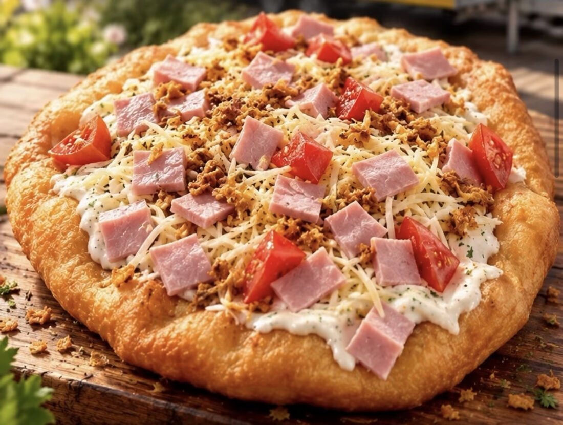 Lángos mit Schmand, Käse und Kochschinken